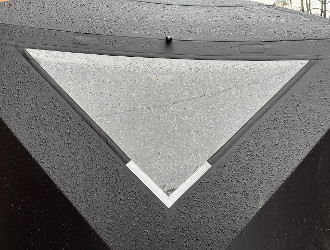 В бане палатке для рыбалки МОРЖ КУБ XL NEO большие морозостойкие окна